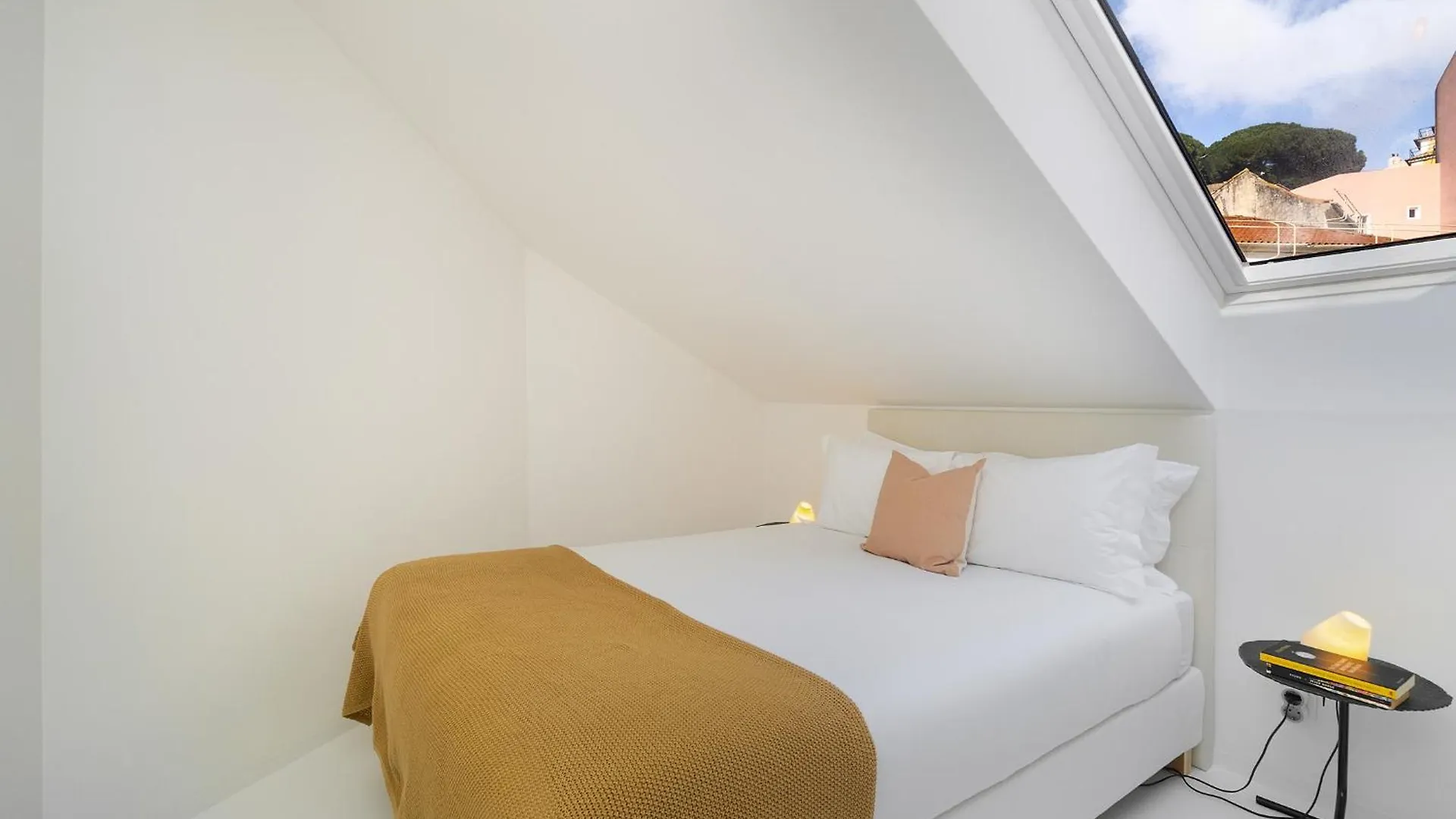 Апартаменты Whome Ultimate Lisbon Stay! Mid-Term Duplex With Terrace Португалия